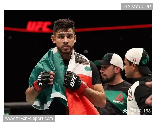 UFC飞踢直接踹飞护具，场馆沸腾！这场比赛注定成经典